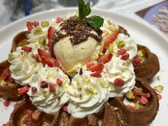 等叫草莓奶油芝士冰淇淋松饼-娜娜家·Nana's restaurant(国金汇店)