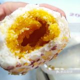 个头很大，里面咸蛋黄是整颗的，糯米很糯，非常好吃