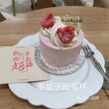 玻璃冷藏柜中的日式短蛋糕冷艳亮丽，蛋糕酸润甜腻黏软可口[馋]