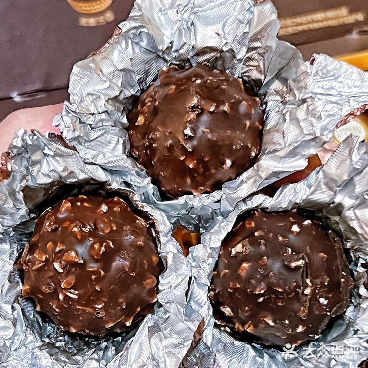 费列罗40年一遇的新品好吃到我炫了8颗‼️