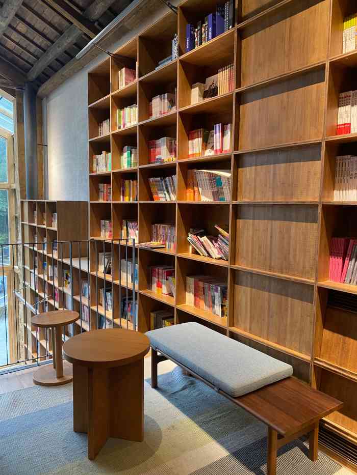 放语空乡村胶囊书店-"桐庐的网红言又几书店坐落在富春江畔青龙坞.