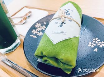 来到二楼，看到这家抹茶甜品店，赶快来一个抹茶毛巾卷
