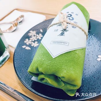 来到二楼，看到这家抹茶甜品店，赶快来一个抹茶毛巾卷
