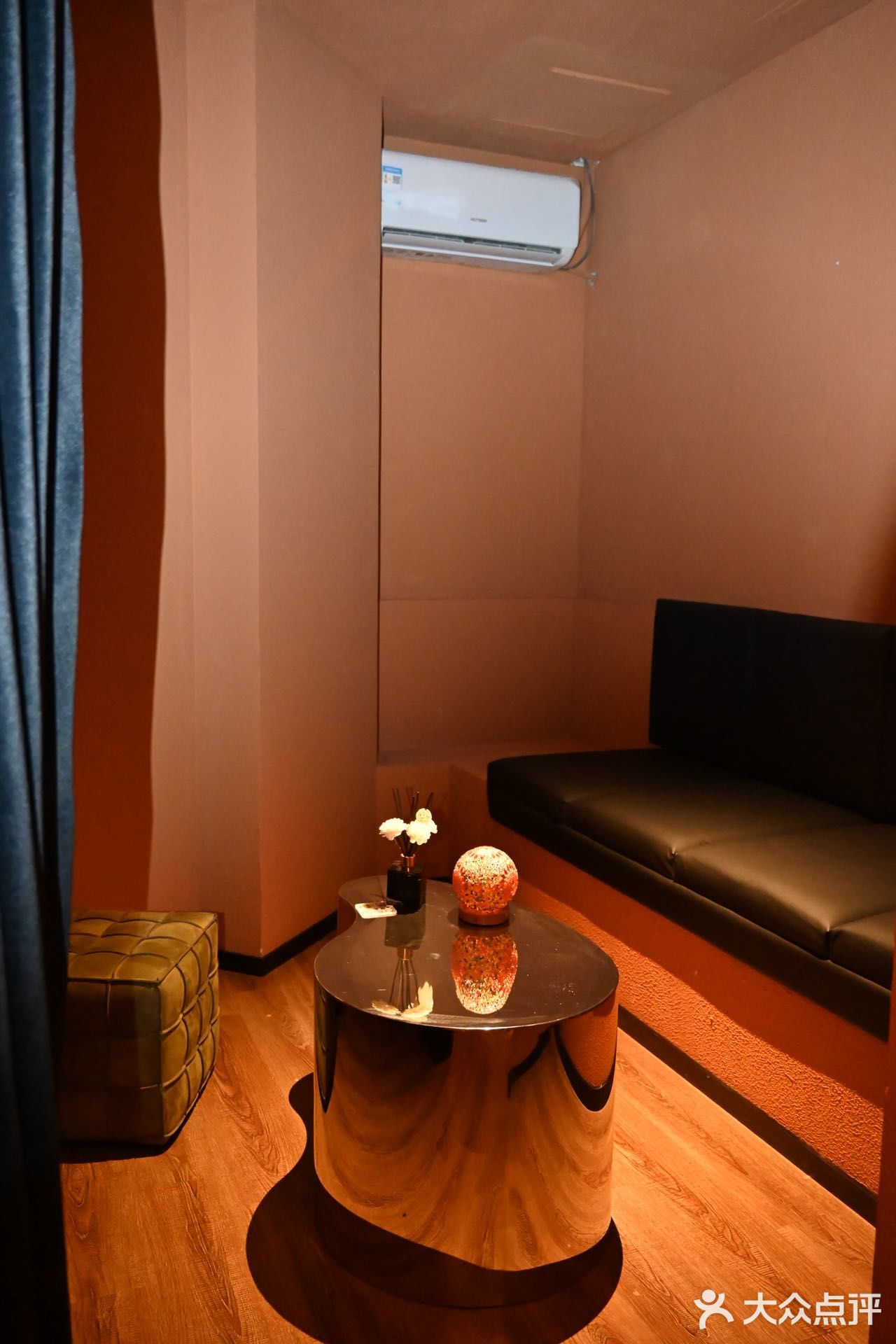 淮海中路上的这家bar，白天是咖啡店，夜晚是酒吧