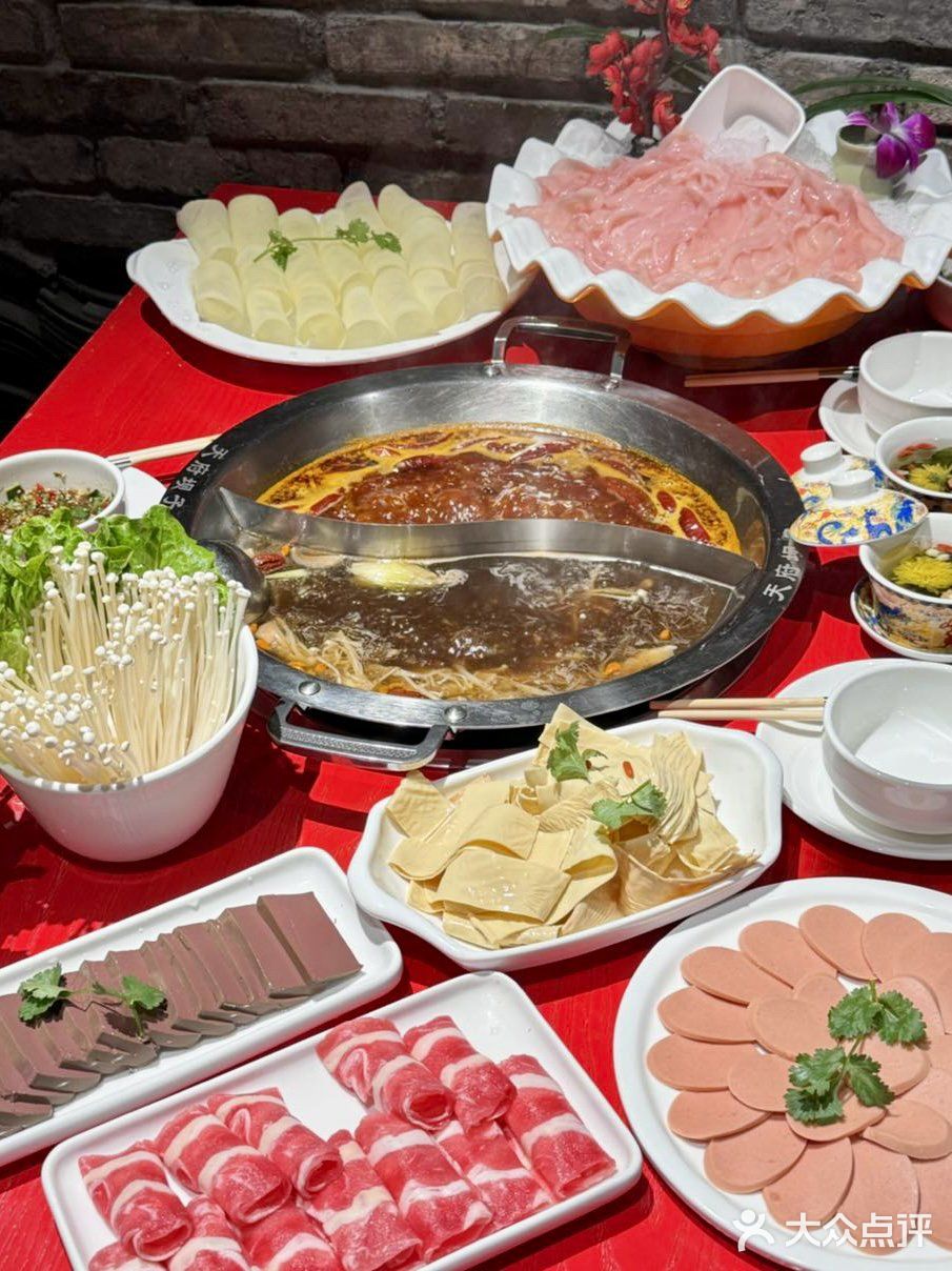 不懂就问：深圳的火锅店🍲都这么卷嘛！！？
