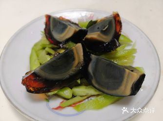 夏日黄瓜拌皮蛋，清爽酸甜又美味。