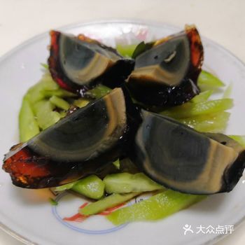 夏日黄瓜拌皮蛋，清爽酸甜又美味。