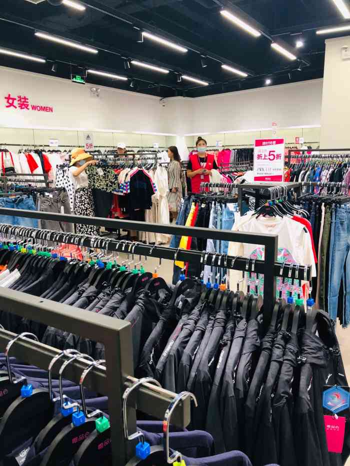 唯品会(乐客城店)-"乐客城新开的唯品会,路过就进去逛了一下,.