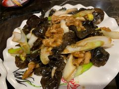 葱烧木耳肉-粗粮人家·东北菜(洋桥店)