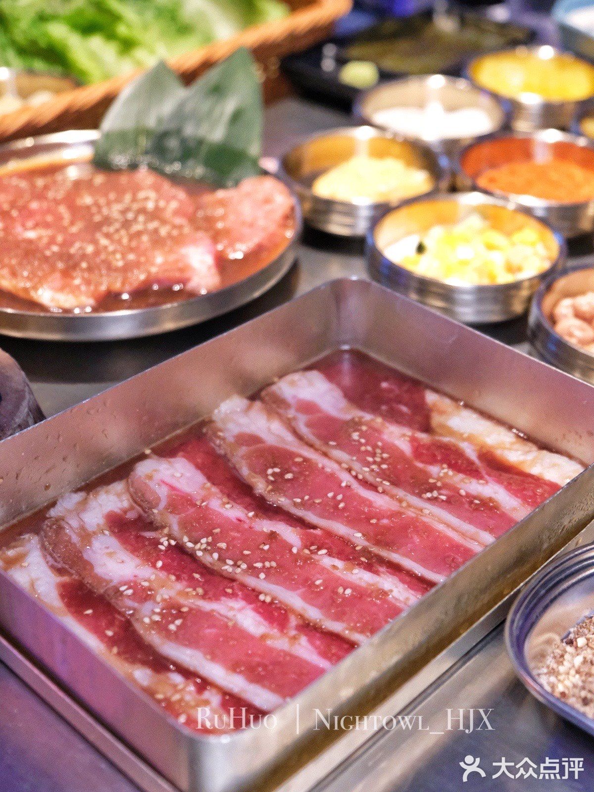 惊‼️这家烤肉店小哥哥颜值可太高了吧