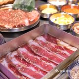 惊‼️这家烤肉店小哥哥颜值可太高了吧