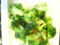 鱼子酱炒西兰花-院落创意菜