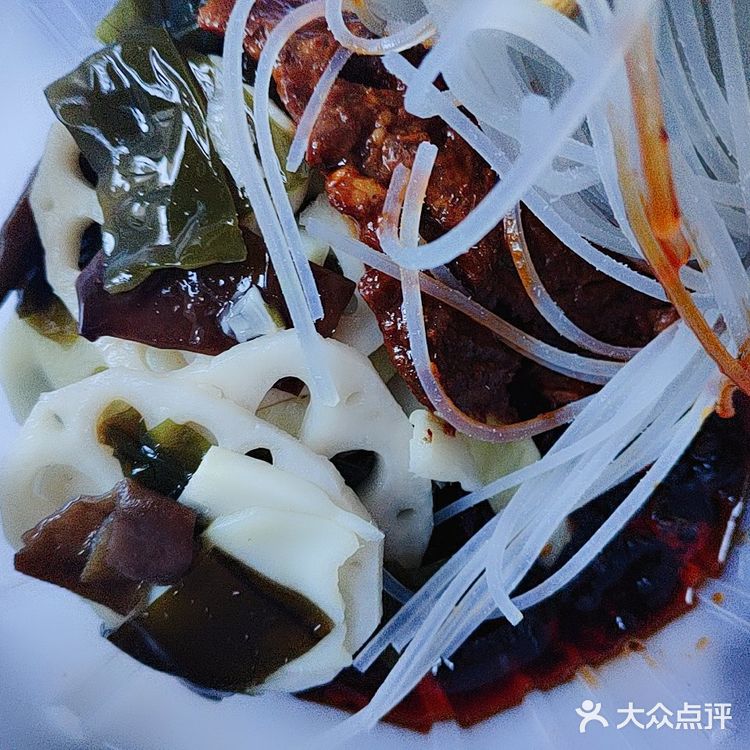 肉的包装袋一打开有股臭臭的味道，吃起来就没有了