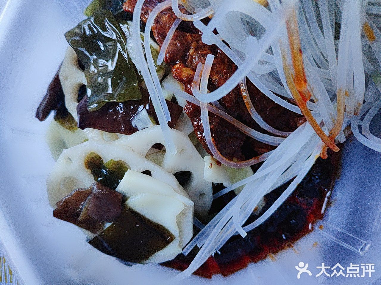肉的包装袋一打开有股臭臭的味道，吃起来就没有了