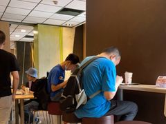 等位区-麦当劳(总统大酒店店)