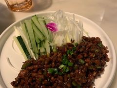 孜然羊肉松配京葱及自制薄饼-港丽餐厅(高德置地店)