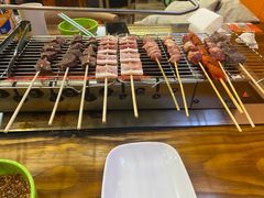 -哈尔滨小酒馆·鲜肉现穿自助烧烤(康新花园店)