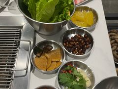 -山野的朋友露营炭火烤肉