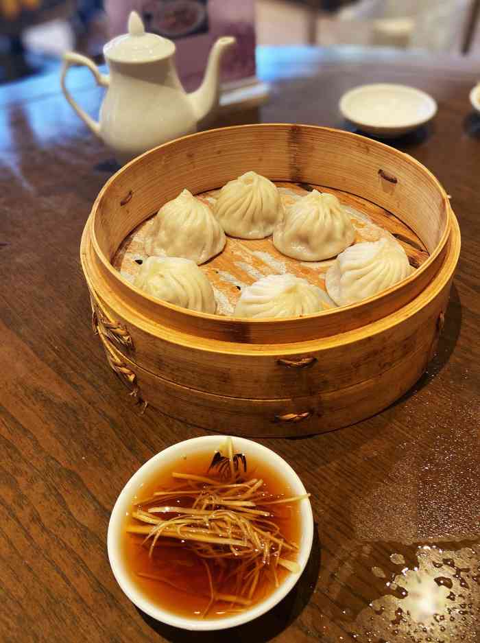 在上海城隍庙超级排队的一家灌汤包应该也是上海老字号了生意很火爆来