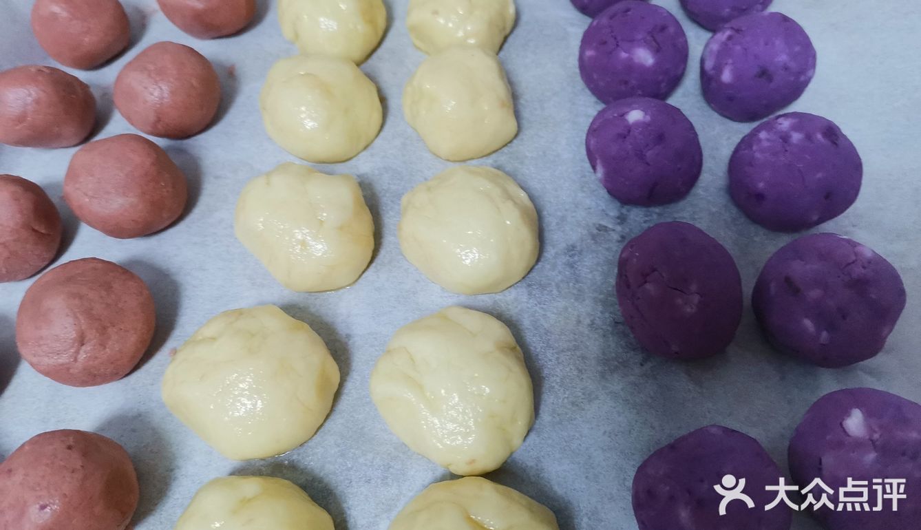 变成更长的一条，再卷起来，盖上保鲜膜