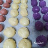 变成更长的一条，再卷起来，盖上保鲜膜