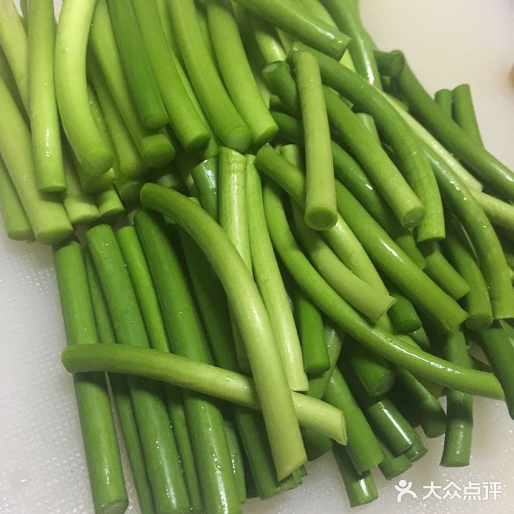 清炒蒜苔，想着要搭配什么肉类好麻烦，直接清炒吧