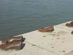 -多瑙河畔鞋履雕塑