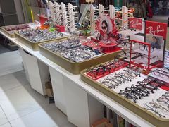-美式眼镜·授权蔡司.依视路.尼康.豪雅.明月(人民广场店)