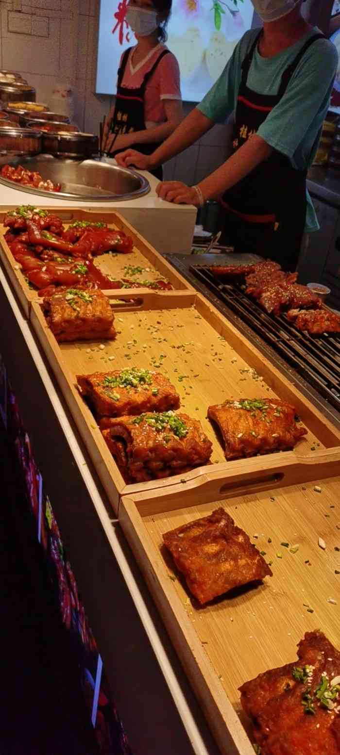 在桂林正阳路步行街口有家庙王街美食文化广场里面基本包容了广西所有