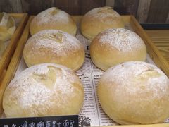 爆浆榴莲芝士面包-啊噗吐呦现场烘焙(麦凯乐店)