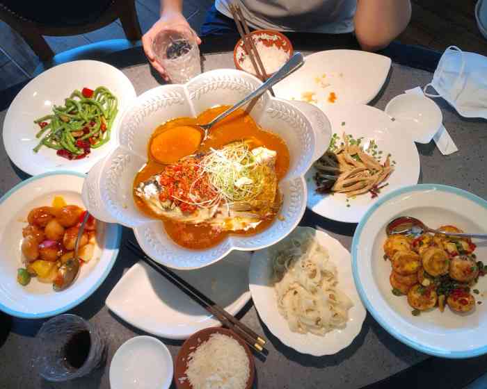 湘爱(万象城店)-"餐厅很有感觉,那张桌面都放着花花,落座再.