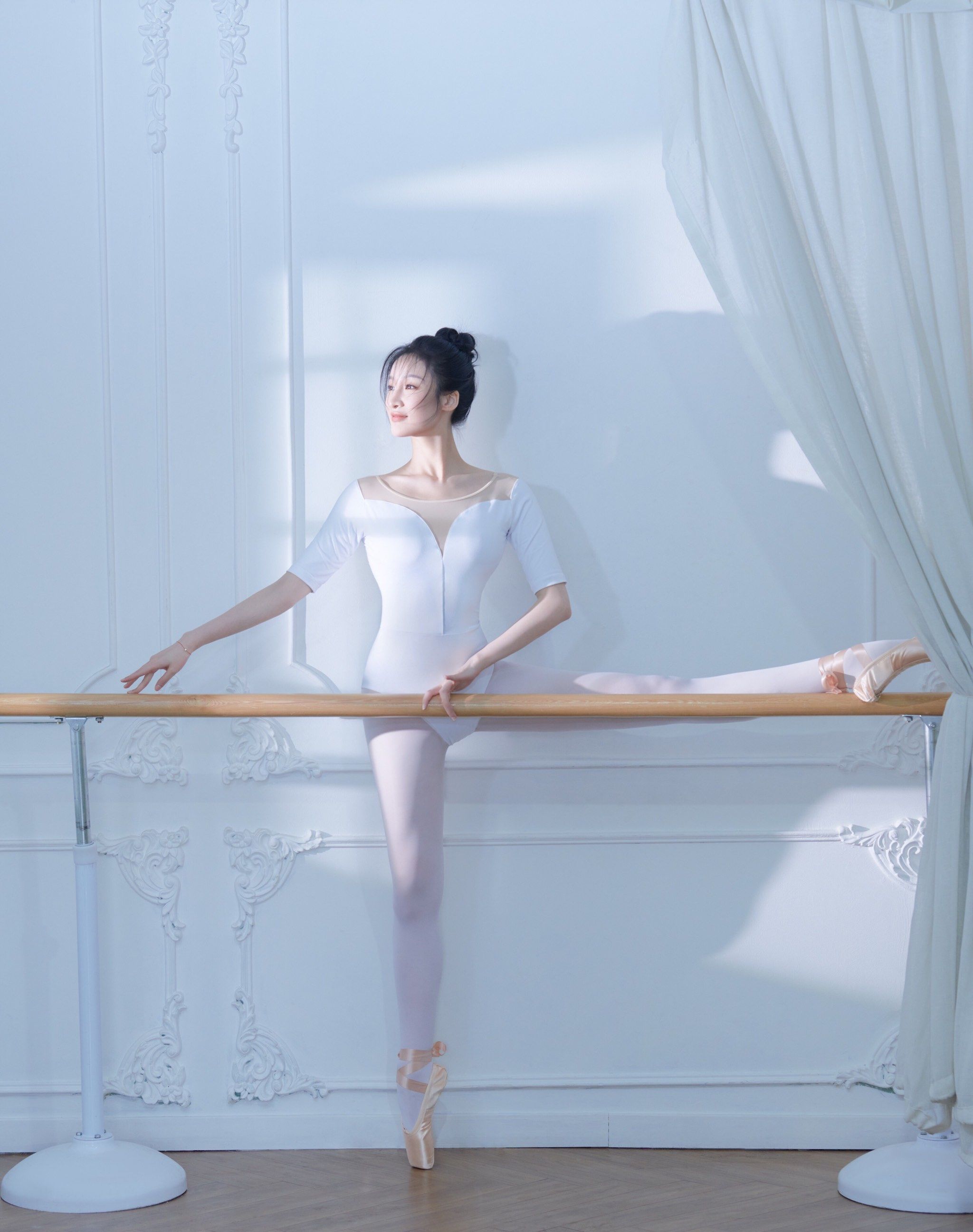 看这里❗️舞蹈室耀眼的芭蕾舞者💃少女写真