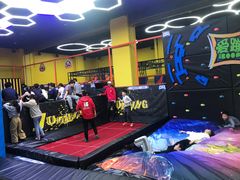 -爱蹦iBOON蹦床运动馆(江汉店)