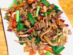 韭菜炒雅笋-老滇山寨•云南特色菜•地方菜•民族风情歌舞表演(金碧店)