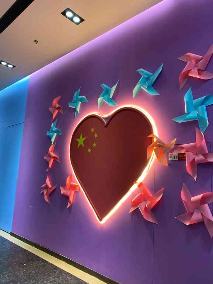 "这个美食汇在澳龙广场楼电影院面,地方不大,店面也不多.