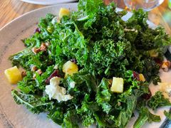 羽衣甘蓝蔓越莓洋葱芝士沙拉-SMOKI & CO(五大道店)