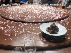 铺满花瓣的桌面-荷风细雨·中国茶宴(碧云店)