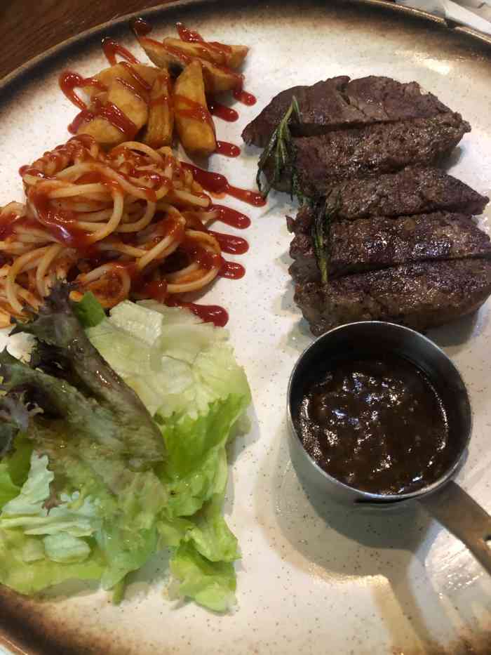 第五街西餐厅(工农路店)-"小店灯光设计挺好,忍不住拍了几张环境,食.