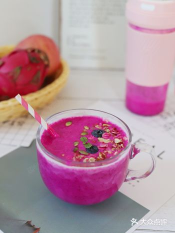 甜蜜的火龙果加上醇香的酸奶,超好喝