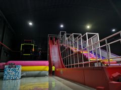 -嘿哟动霸CHUA·新潮玩运动娱乐中心·蹦床滑冰团建乐园