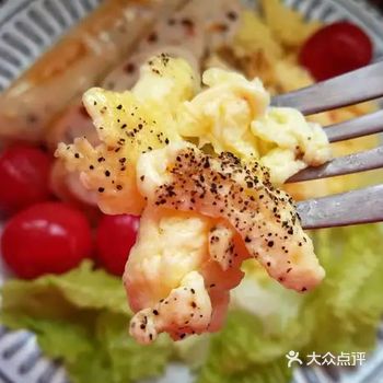 牛奶炒鸡蛋是美式做法，也叫牛奶滑蛋，加入牛奶的蛋液炒