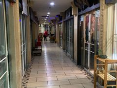 很多店家都关着门的-三峡古玩城(泰古广场店)