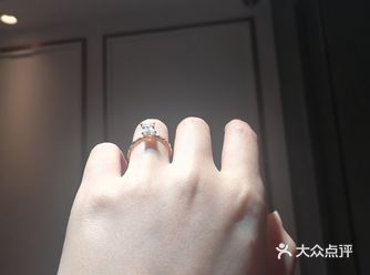 给大家分享一下我2020年第一天收到的超闪钻戒