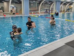 -蓝鲸奇亲子游泳俱乐部