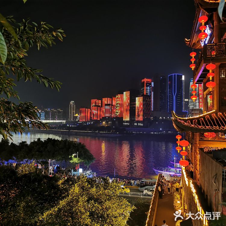 重庆网红景点之一，白天与夜晚，感觉完全不懂，人非常的多