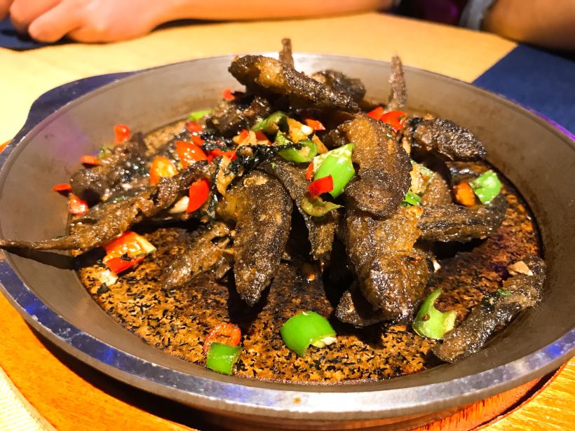 第一道菜 「香煎泥鳅」湘菜 泥鳅煎至两面金黄酥脆,加上红绿辣椒末炒