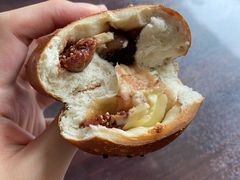 红酒无花果芝士碱水饼-仙峰天然面包(迎宾路店)