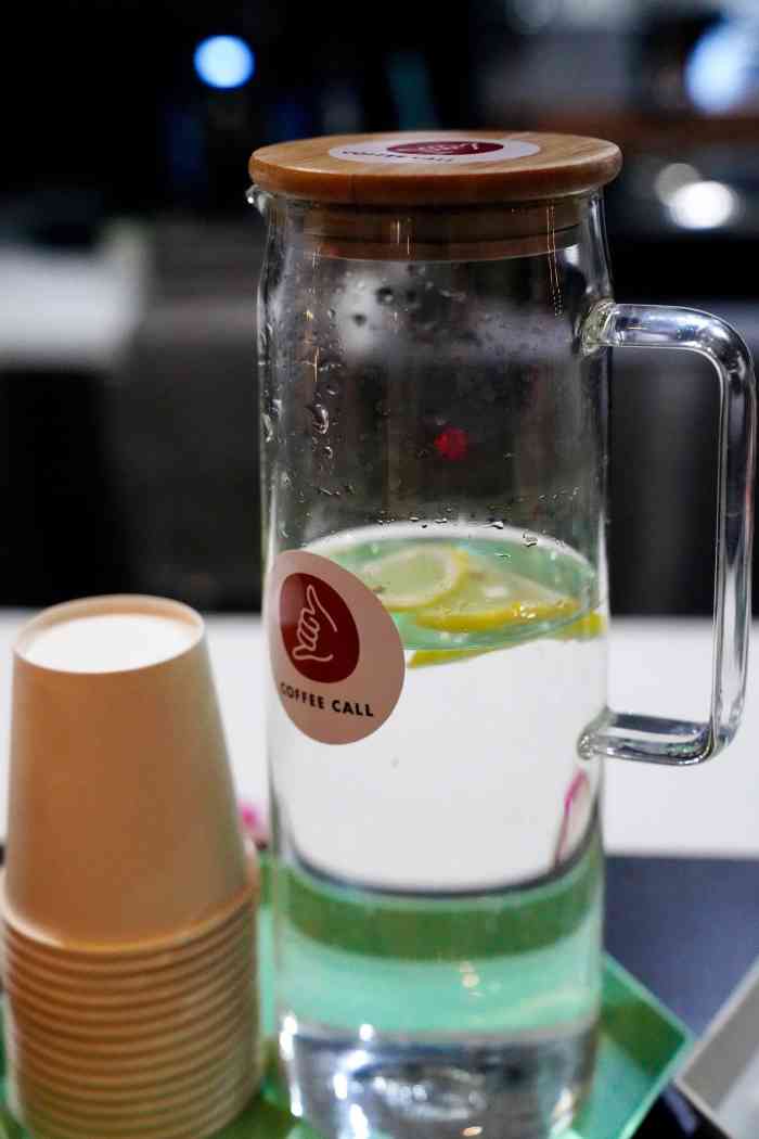 coffee call-"很小的一间铺子,主打的应该不是咖啡,而且.