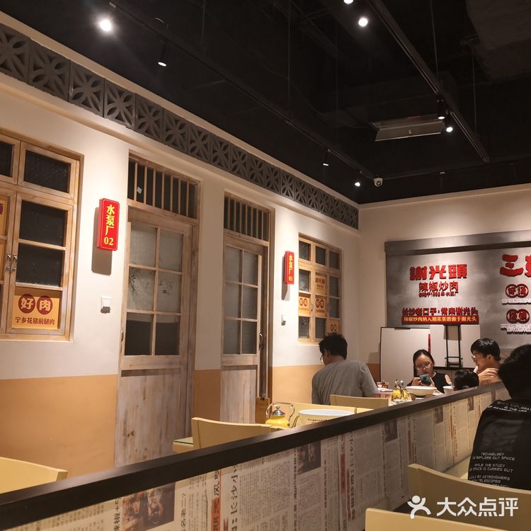 谢光头应该算是长沙菜的老字号了，正好在步行街这边逛街