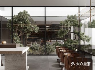 一面黑色玻璃后，摆放着屋主人的小收藏与装饰品